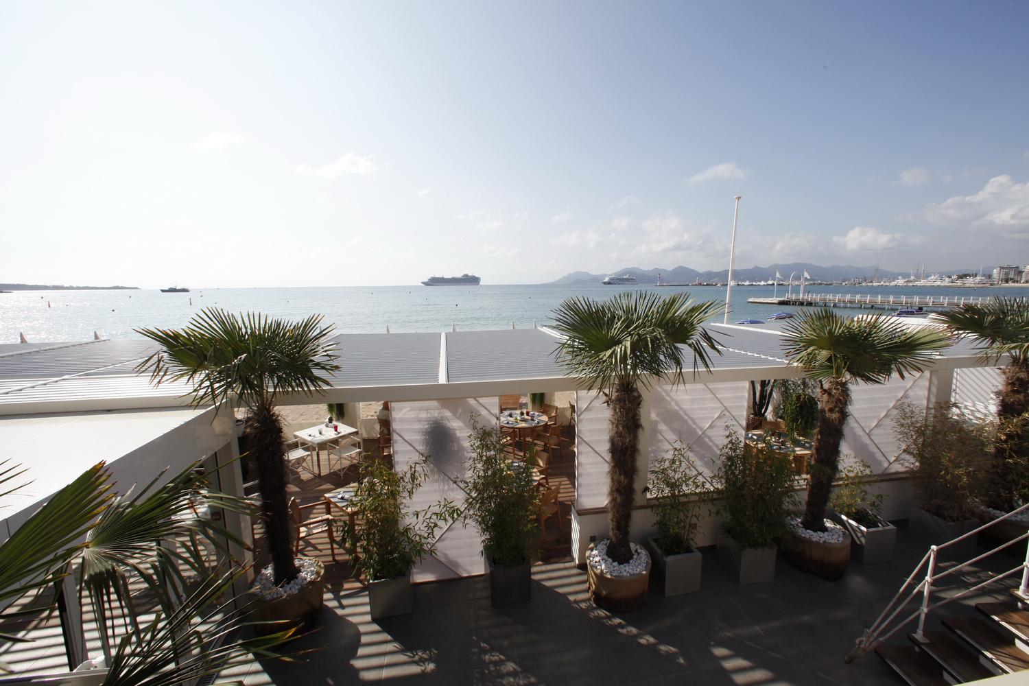 Pergola bioclimatique restaurant plage du Festival de Cannes - Biossun - A StellaGroup Company