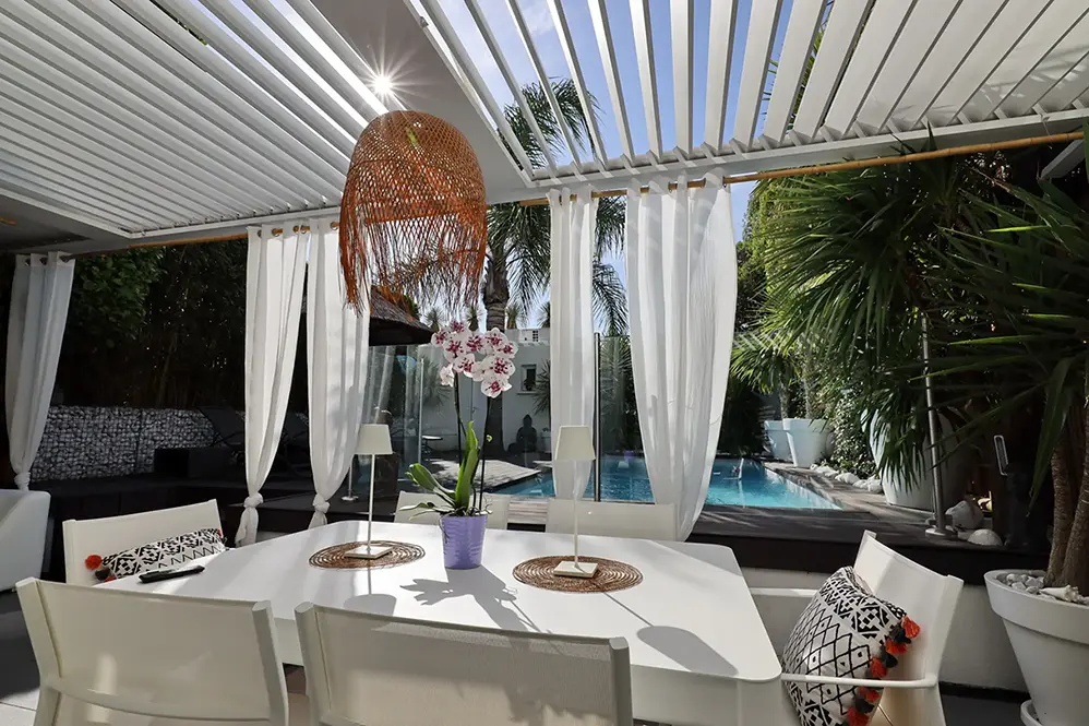 Bien aménager un coin repas sous sa pergola bioclimatique