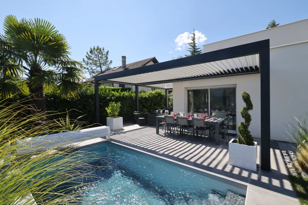 Pergola bioclimatique Biossun 230 Bernin Isère avec piscine