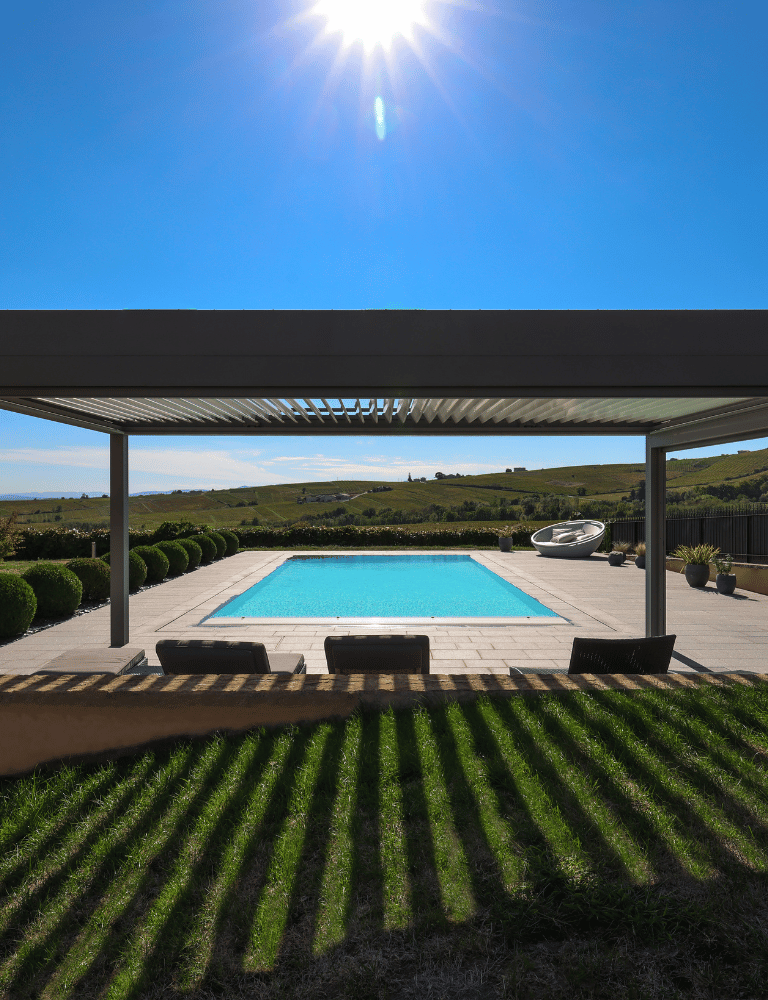 Pergola lames piscine