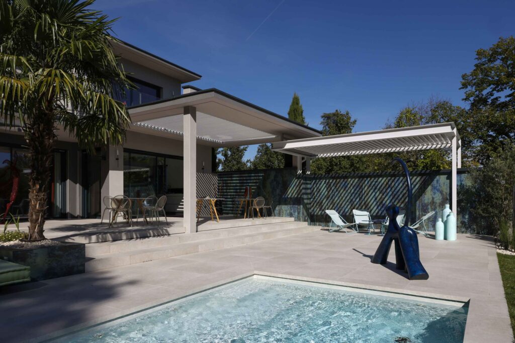 Pergola bioclimatique à lames modèle BIO 230 installée à Ecully