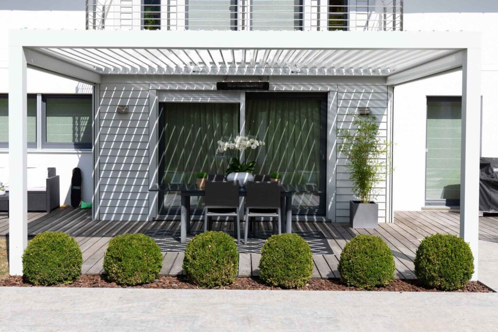 Pergola bioclimatique BIO 120 BIOSSUN installée à Archamps