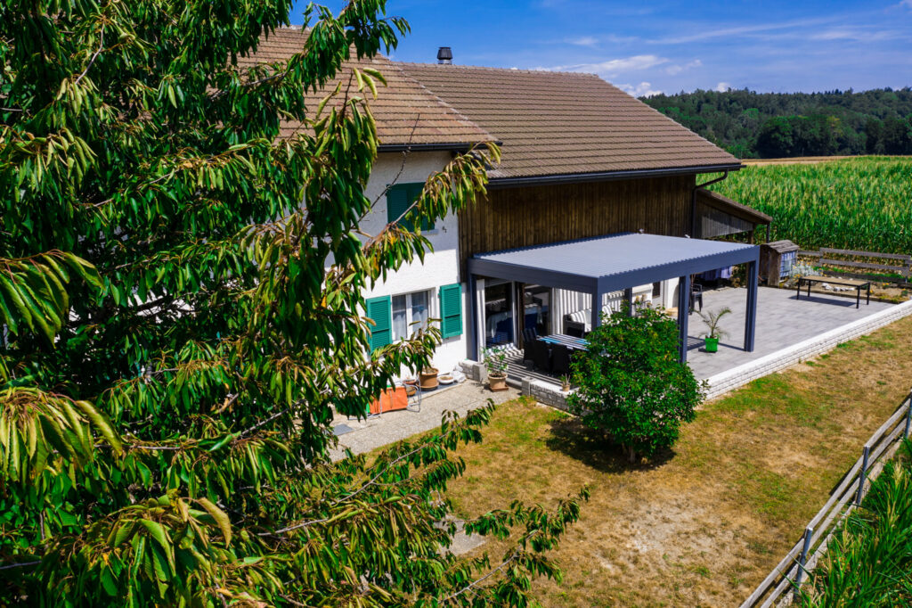 Pergola bioclimatique vue du ciel en Suisse