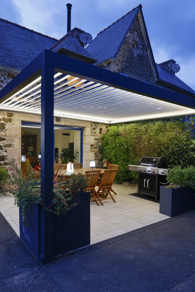 Pergola bioclimatique BIO 120 de nuit avec éclairage allumé à Pleneuf
