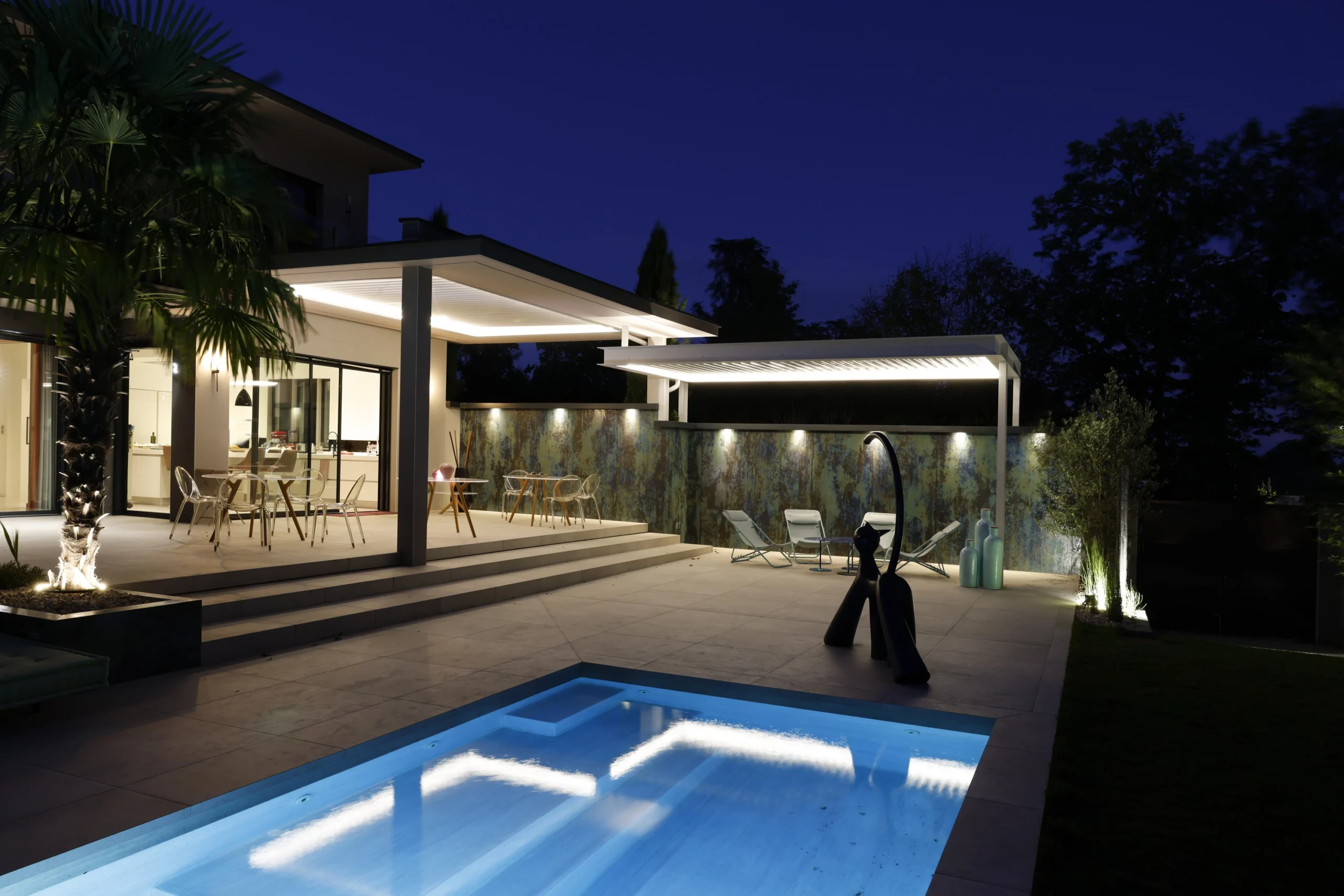 Pergola bioclimatique BIO 230 à Ecully de nuit avec éclairage LED