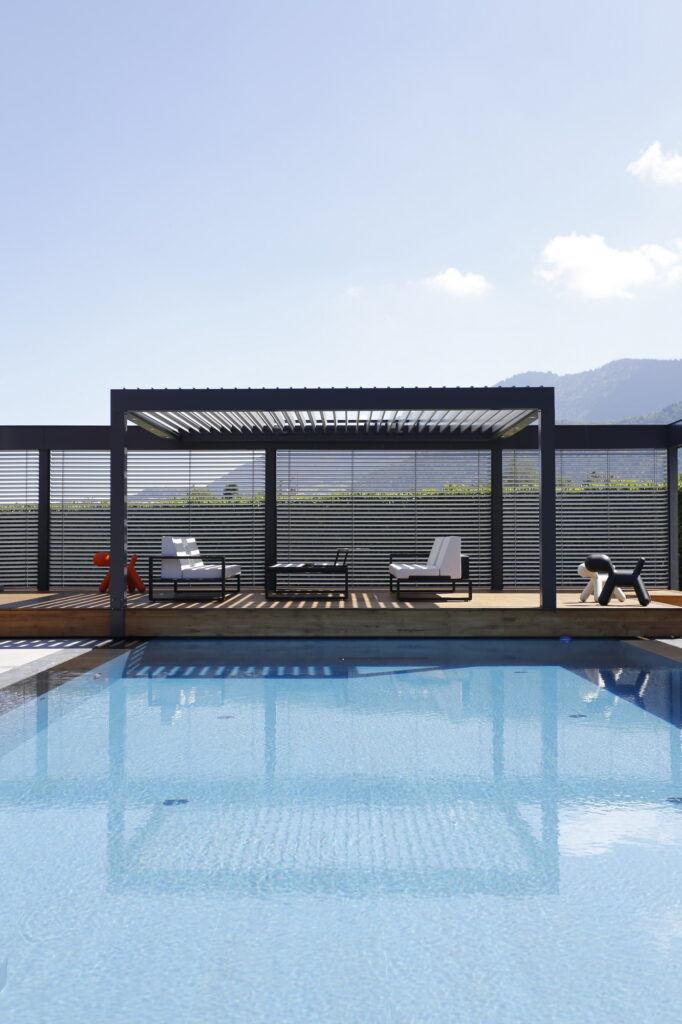 Pergola bioclimatique Biossun au bord d'une piscine