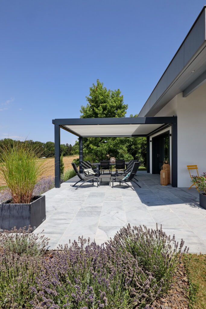 Photo pergola bioclimatique sur une terrasse fleurie
