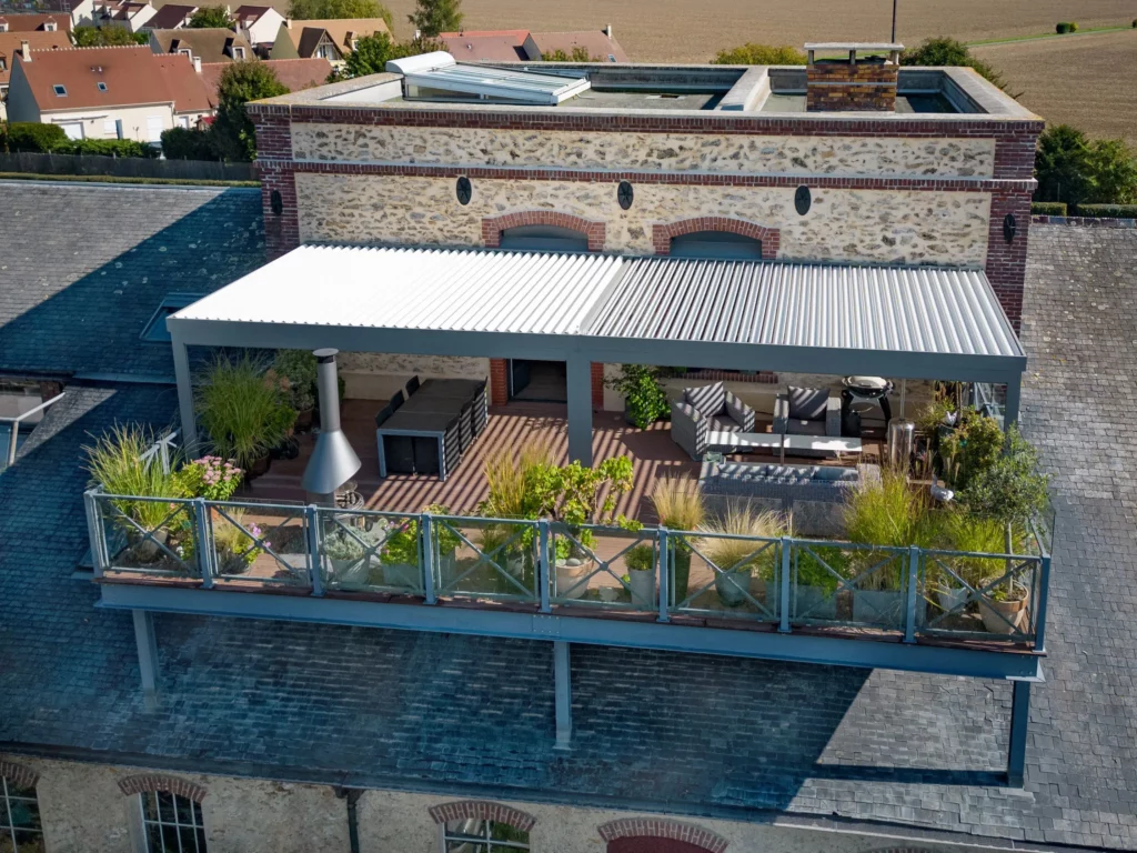 Pergola bioclimatique BIO 230 sur toit terrasse en façade