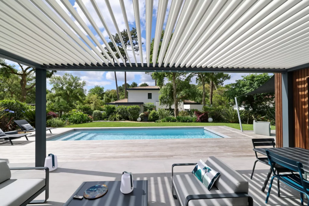 Pergola bioclimatique BIO 230 adossée Biossun avec vue sur piscine
