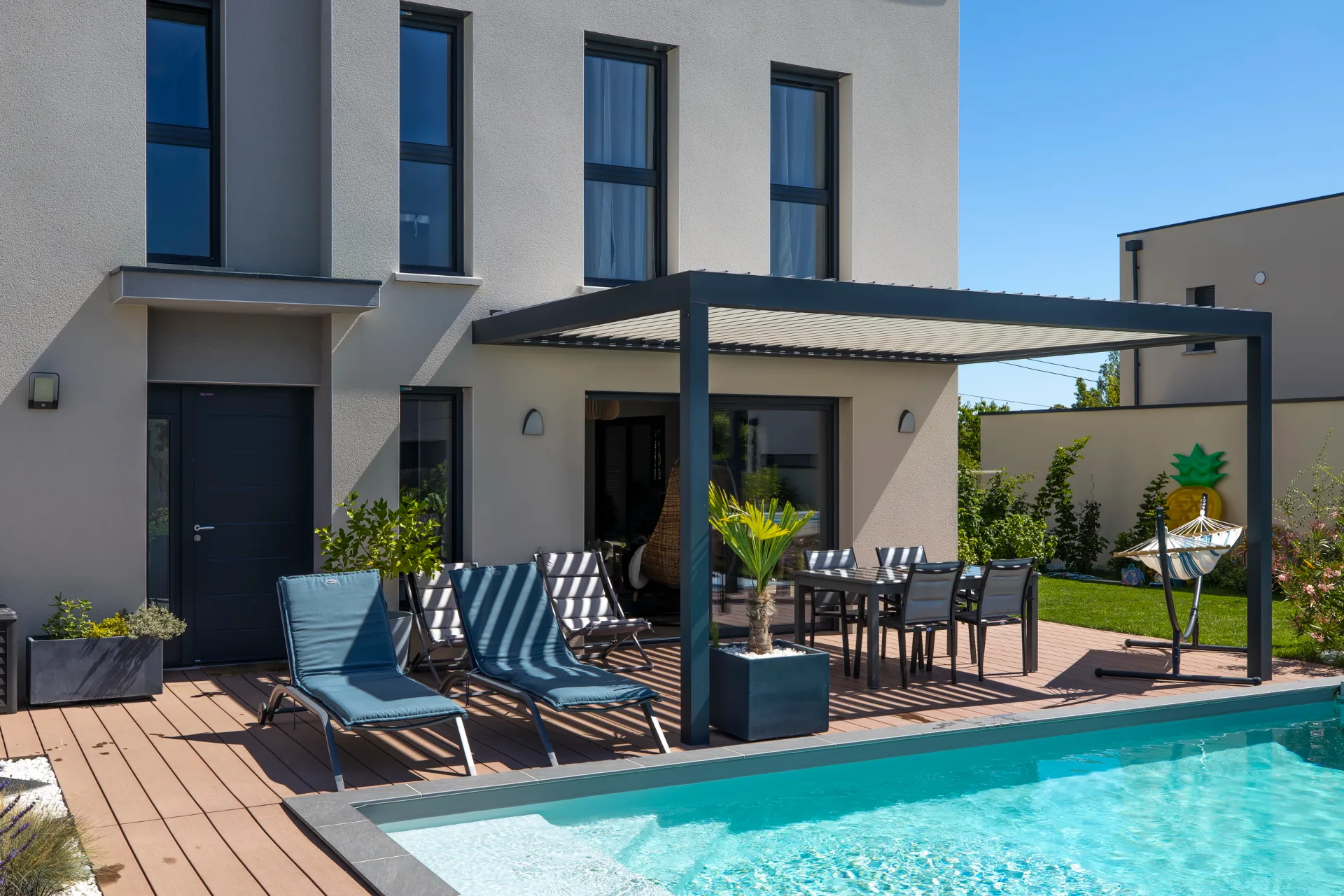 Terrasse moderne avec piscine, pergola bioclimatique et mobilier de jardin