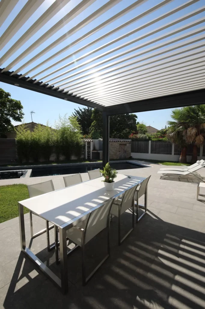 Pergola bioclimatique BIO 230 vue de dessous avec table