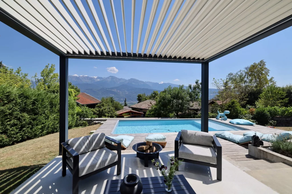 Pergola bioclimatique BIO 230 avec salon de jardin