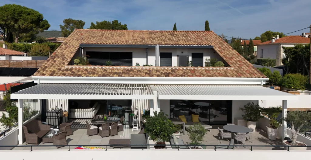 Pergola bioclimatique Biossun posée à Bandol
