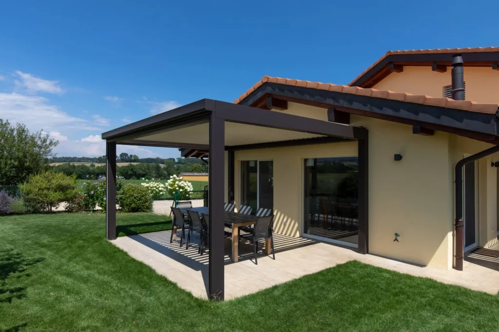Pergola bioclimatique Biossun adossée
