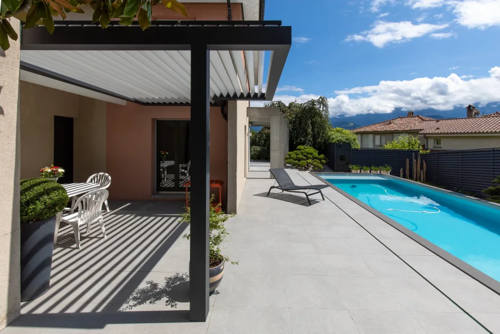 Pergola bioclimatique BIO 230 adossée à la façade de la maion en Isère