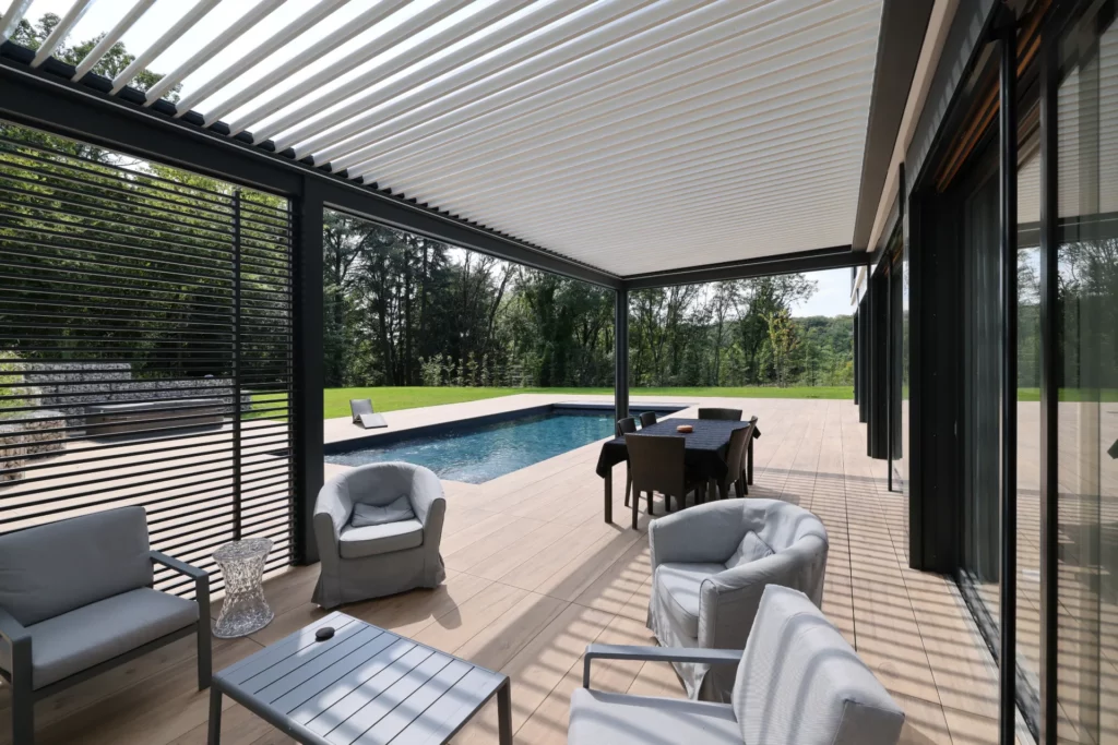 Terrasse moderne avec pergola, salon de jardin et piscine